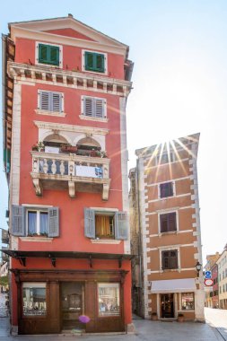 Eski tarihi rüya gibi sokaklar. Romantik bir turistik bölgede güzel evler ve iş yerleri. Rovinj, Istria, Hırvatistan 'da güzel manzaralı sokaklar ve küçük meydanlar