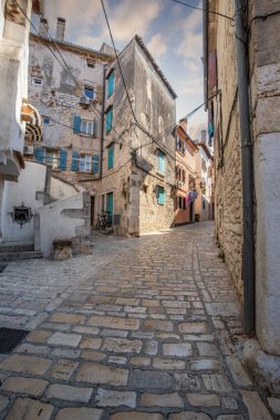 Eski tarihi rüya gibi sokaklar. Romantik bir turistik bölgede güzel evler ve iş yerleri. Rovinj, Istria, Hırvatistan 'da güzel manzaralı sokaklar ve küçük meydanlar