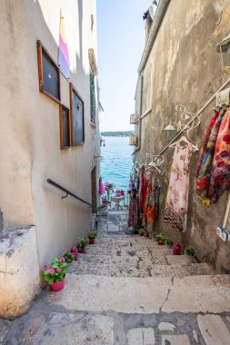 Eski tarihi rüya gibi sokaklar. Romantik bir turistik bölgede güzel evler ve iş yerleri. Rovinj, Istria, Hırvatistan 'da güzel manzaralı sokaklar ve küçük meydanlar