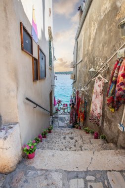 Eski tarihi rüya gibi sokaklar. Romantik bir turistik bölgede güzel evler ve iş yerleri. Rovinj, Istria, Hırvatistan 'da güzel manzaralı sokaklar ve küçük meydanlar