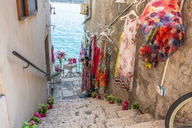 Eski tarihi rüya gibi sokaklar. Romantik bir turistik bölgede güzel evler ve iş yerleri. Rovinj, Istria, Hırvatistan 'da güzel manzaralı sokaklar ve küçük meydanlar