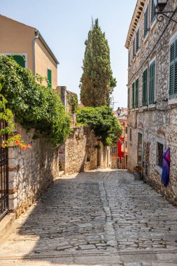 Eski tarihi rüya gibi sokaklar. Romantik bir turistik bölgede güzel evler ve iş yerleri. Rovinj, Istria, Hırvatistan 'da güzel manzaralı sokaklar ve küçük meydanlar