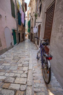 Eski tarihi rüya gibi sokaklar. Romantik bir turistik bölgede güzel evler ve iş yerleri. Rovinj, Istria, Hırvatistan 'da güzel manzaralı sokaklar ve küçük meydanlar