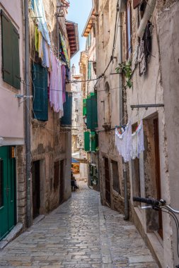Eski tarihi rüya gibi sokaklar. Romantik bir turistik bölgede güzel evler ve iş yerleri. Rovinj, Istria, Hırvatistan 'da güzel manzaralı sokaklar ve küçük meydanlar