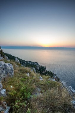 Akdeniz 'deki Akdeniz manzarası, sabah güneş doğarken çekildi. Akdeniz, Moenika Draga, Moscenicka Draga, Istria ve Hırvatistan 'da kayalıkları ve kayaları olan saf doğa.