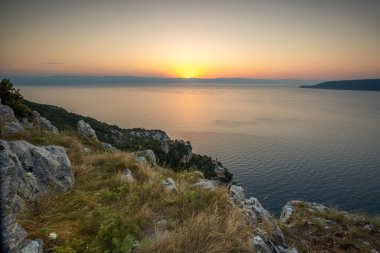 Akdeniz 'deki Akdeniz manzarası, sabah güneş doğarken çekildi. Akdeniz, Moenika Draga, Moscenicka Draga, Istria ve Hırvatistan 'da kayalıkları ve kayaları olan saf doğa.