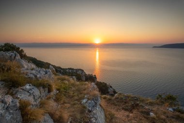 Akdeniz 'deki Akdeniz manzarası, sabah güneş doğarken çekildi. Akdeniz, Moenika Draga, Moscenicka Draga, Istria ve Hırvatistan 'da kayalıkları ve kayaları olan saf doğa.