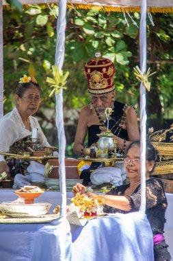 Sahilde seremoni. Sanur, Bali, Endonezya sahillerinde Hindu inancının dini töreni