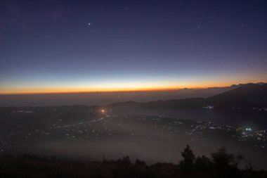 Bir volkanın üzerinde fantastik bir gün doğumu. Yükselen güneşin bulutlarına ve vadiye bak. Batur Dağı, Bali, Endonezya 'da manzara çekimi