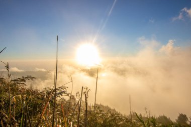 Bir volkanın üzerinde fantastik bir gün doğumu. Yükselen güneşin bulutlarına ve vadiye bak. Batur Dağı, Bali, Endonezya 'da manzara çekimi