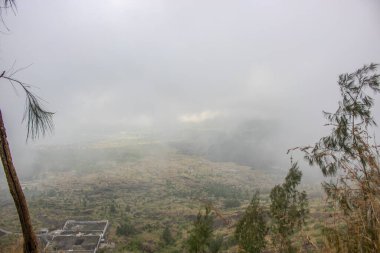 Bir volkanın üzerinde fantastik bir gün doğumu. Yükselen güneşin bulutlarına ve vadiye bak. Batur Dağı, Bali, Endonezya 'da manzara çekimi