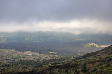 Bir volkanın üzerinde fantastik bir gün doğumu. Yükselen güneşin bulutlarına ve vadiye bak. Batur Dağı, Bali, Endonezya 'da manzara çekimi