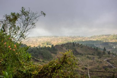 Bir volkanın üzerinde fantastik bir gün doğumu. Yükselen güneşin bulutlarına ve vadiye bak. Batur Dağı, Bali, Endonezya 'da manzara çekimi