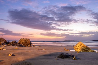 Su manzarası, hafif eğimli kumlu sahil ve ışık dalgaları. İnanılmaz gökyüzü, Kuta, Bali, Endonezya 'daki romantik günbatımında ıslak kuma yansıyor.