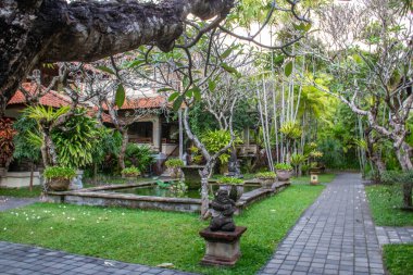 Pirinç tarlalarındaki otel kompleksi. Güzel tropikal doğa ve inşaat. Endonezya 'nın tipik küçük oteli