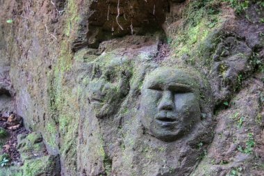 Güzel gizli şelale bir çok kattan aşağı düşüyor. Siyah lav taşlarıyla çevrili Kanto Lampo, Bali, Endonezya