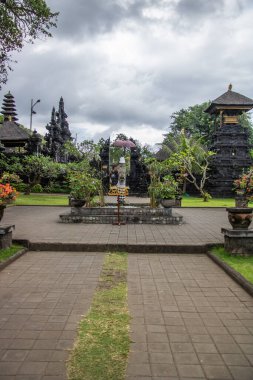 Hindu inancının tapınak kompleksi. Goa Lawah Tapınağı, Bali, Endonezya 'nın kutsal yarasa mağarası önünde lav taşından yapılmış bir tapınak.