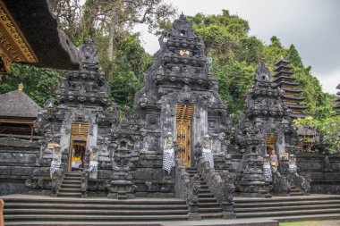 Hindu inancının tapınak kompleksi. Goa Lawah Tapınağı, Bali, Endonezya 'nın kutsal yarasa mağarası önünde lav taşından yapılmış bir tapınak.