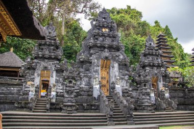 Hindu inancının tapınak kompleksi. Goa Lawah Tapınağı, Bali, Endonezya 'nın kutsal yarasa mağarası önünde lav taşından yapılmış bir tapınak.