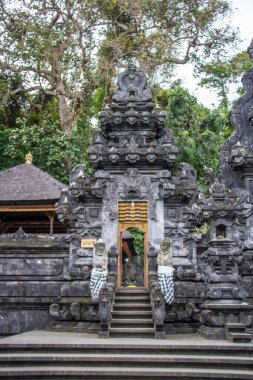 Hindu inancının tapınak kompleksi. Goa Lawah Tapınağı, Bali, Endonezya 'nın kutsal yarasa mağarası önünde lav taşından yapılmış bir tapınak.