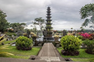 Kralın su tapınağı ya da su sarayı. Tiran Çetesi sitesi Bali, Endonezya 'da tropik manzara, renkli çiçekler ve heykeller bulunabilir.