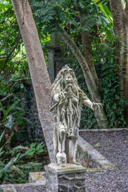 Kralın su tapınağı ya da su sarayı. Tiran Çetesi sitesi Bali, Endonezya 'da tropik manzara, renkli çiçekler ve heykeller bulunabilir.