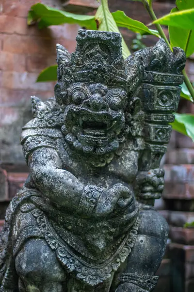 Tropik bir bahçe ya da bir adaya park. Hindu inancının büyük heykelleri ve bir tesisi dekore etmek. Bali Endonezya