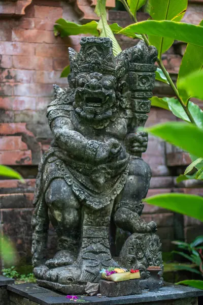 Tropik bir bahçe ya da bir adaya park. Hindu inancının büyük heykelleri ve bir tesisi dekore etmek. Bali Endonezya