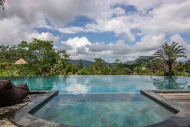 Pirinç tarlalarının ve pirinç teraslarının ortasında küçük özel bir otel. Sidemen, Bali, Endonezya 'nın orijinal ve tipik manzarasında saf doğa.