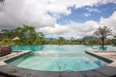 Pirinç tarlalarının ve pirinç teraslarının ortasında küçük özel bir otel. Sidemen, Bali, Endonezya 'nın orijinal ve tipik manzarasında saf doğa.