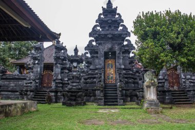 Her köydeki gibi güzel, klasik bir tapınak. Hindistan 'ın Endonezya' daki tatil adasına inancı