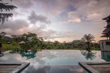 Pirinç tarlalarının ve pirinç teraslarının ortasında küçük özel bir otel. Sidemen, Bali, Endonezya 'nın orijinal ve tipik manzarasında saf doğa.