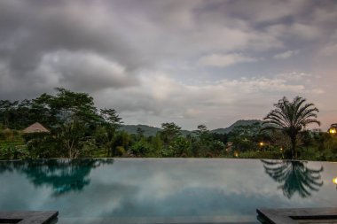 Pirinç tarlalarının ve pirinç teraslarının ortasında küçük özel bir otel. Sidemen, Bali, Endonezya 'nın orijinal ve tipik manzarasında saf doğa.