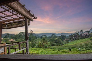 Pirinç tarlalarının ve pirinç teraslarının ortasında küçük özel bir otel. Sidemen, Bali, Endonezya 'nın orijinal ve tipik manzarasında saf doğa.