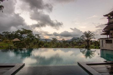 Pirinç tarlalarının ve pirinç teraslarının ortasında küçük özel bir otel. Sidemen, Bali, Endonezya 'nın orijinal ve tipik manzarasında saf doğa.