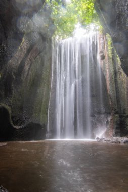Doğal Tropikal Kanyonda Şelale. Endonezya Bali 'deki güzel gizli nehir ve şelale Tukad Cepung Şelalesi