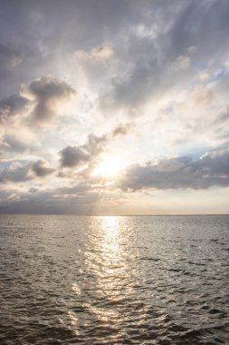 Deniz manzarası, güneşin doğduğu ufuk manzaralı bir manzara. Sanur, Bali, Endonezya 'nın kumlu sahillerinde fantastik manzara