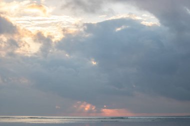 Sabahları deniz manzarası çok güzeldir. Dalgakıran ve sakin sularda gökyüzünün yansıması olan tropik kumlu bir sahil. Sanur, Bali, Endonezya