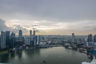 Büyük şehir silueti, şehrin ve limanın yüksek binasının manzarası. Yağmur mevsiminde günbatımı Hotel Marina Bay Sands, Singapur 'da çekildi.