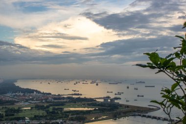 Büyük şehir silueti, şehrin ve limanın yüksek binasının manzarası. Yağmur mevsiminde günbatımı Hotel Marina Bay Sands, Singapur 'da çekildi.