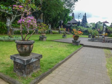 Hindu inancının tapınak kompleksi. Goa Lawah Tapınağı, Bali, Endonezya 'nın kutsal yarasa mağarası önünde lav taşından yapılmış bir tapınak.