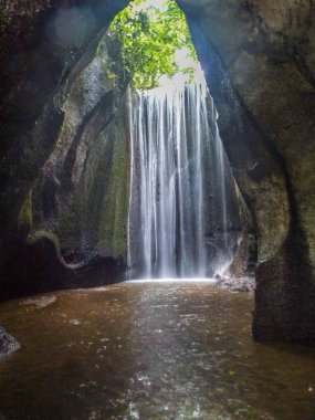 Doğal Tropikal Kanyonda Şelale. Endonezya Bali 'deki güzel gizli nehir ve şelale Tukad Cepung Şelalesi