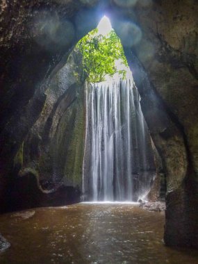 Doğal Tropikal Kanyonda Şelale. Endonezya Bali 'deki güzel gizli nehir ve şelale Tukad Cepung Şelalesi