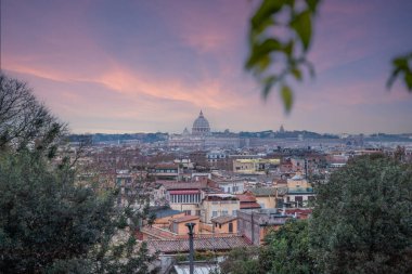 Yağmurlu havada, tarihi ve güzel bir şehrin sabah manzarası. Roma, İtalya üzerinde Terrazza del Pincio 'dan panoramik manzara ve ufuk çizgisi