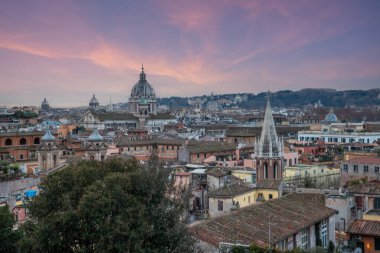 Yağmurlu havada, tarihi ve güzel bir şehrin sabah manzarası. Roma, İtalya üzerinde Terrazza del Pincio 'dan panoramik manzara ve ufuk çizgisi