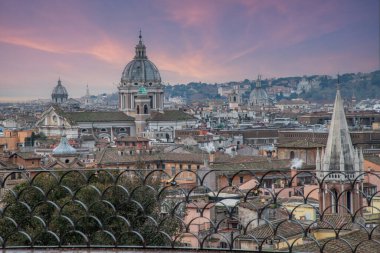 Yağmurlu havada, tarihi ve güzel bir şehrin sabah manzarası. Roma, İtalya üzerinde Terrazza del Pincio 'dan panoramik manzara ve ufuk çizgisi