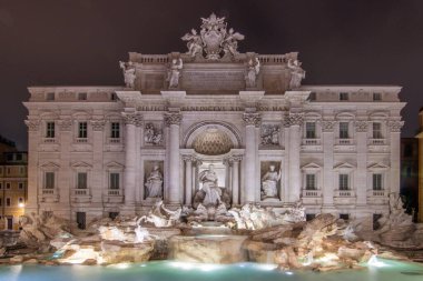 Trevi Çeşmesi, sabahın 1 'inde, mavi saatte. İyi ışıklandırılmış insanlar hariç. Palazzo Poli 'nin önündeki Piazza di Trevi' de muazzam bir çeşme. Fontana di Trevi, Roma, İtalya
