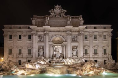 Trevi Çeşmesi, sabahın 1 'inde, mavi saatte. İyi ışıklandırılmış insanlar hariç. Palazzo Poli 'nin önündeki Piazza di Trevi' de muazzam bir çeşme. Fontana di Trevi, Roma, İtalya