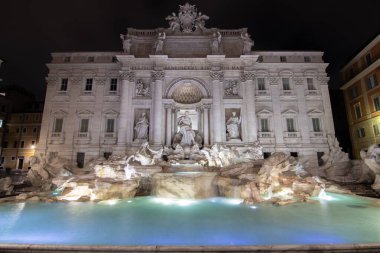 Trevi Çeşmesi, sabahın 1 'inde, mavi saatte. İyi ışıklandırılmış insanlar hariç. Palazzo Poli 'nin önündeki Piazza di Trevi' de muazzam bir çeşme. Fontana di Trevi, Roma, İtalya