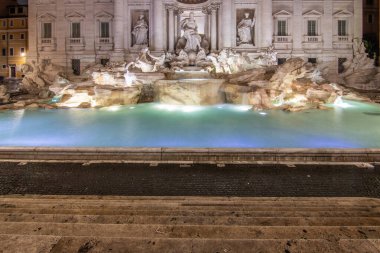 Trevi Çeşmesi, sabahın 1 'inde, mavi saatte. İyi ışıklandırılmış insanlar hariç. Palazzo Poli 'nin önündeki Piazza di Trevi' de muazzam bir çeşme. Fontana di Trevi, Roma, İtalya